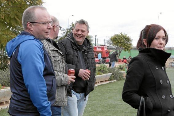 Hertha-Fans schauen beim Training zu.