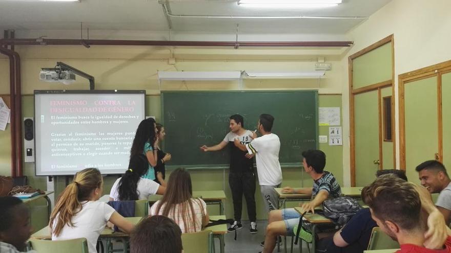 Adolescentes en uno de los talleres que da en las aulas la asociación de Mujeres Jóvenes.