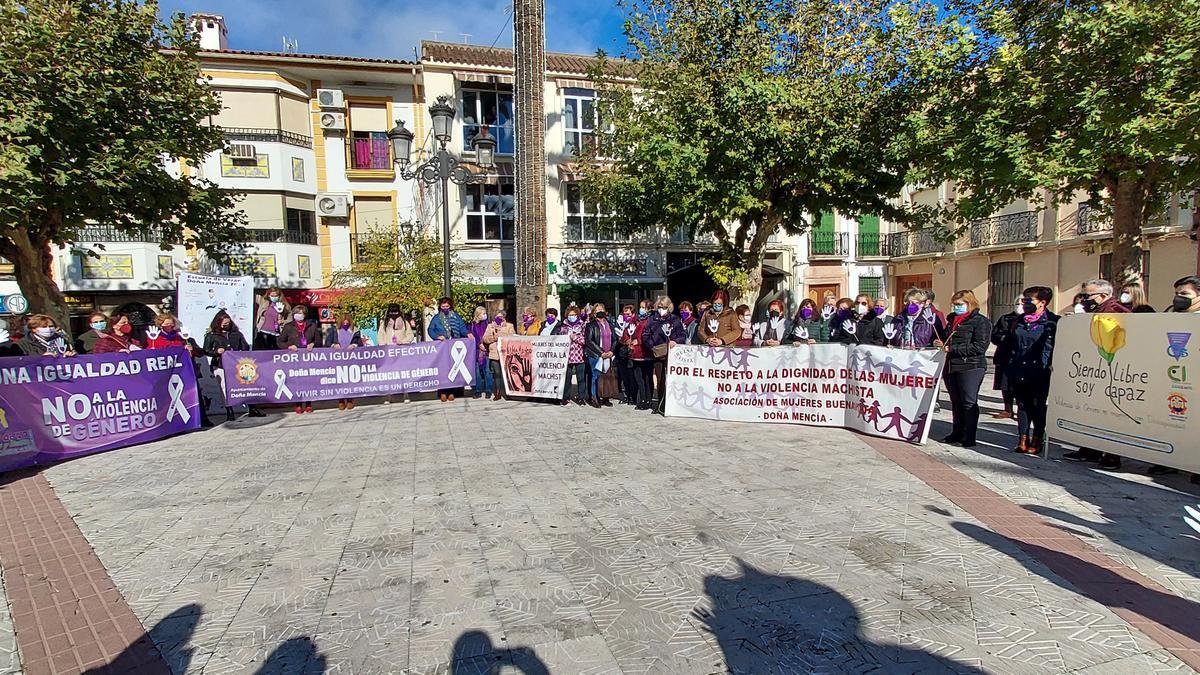 Concentración contra la violencia machista en Doña Mencía.