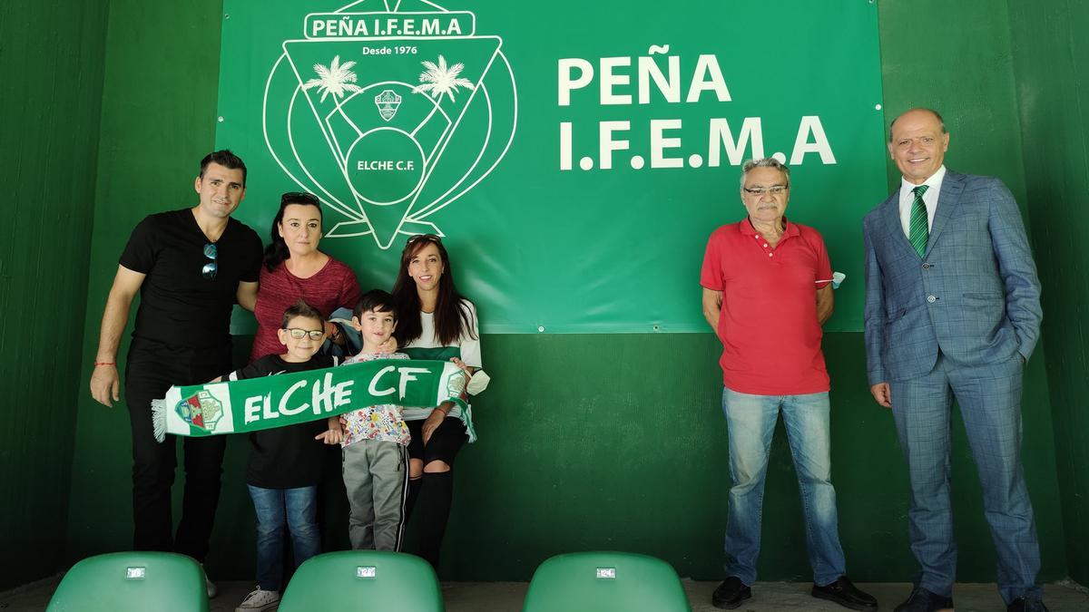 Componentes de la peña &quot;Ifema&quot; junto al presidente del Elche, Joaquín Buitrago