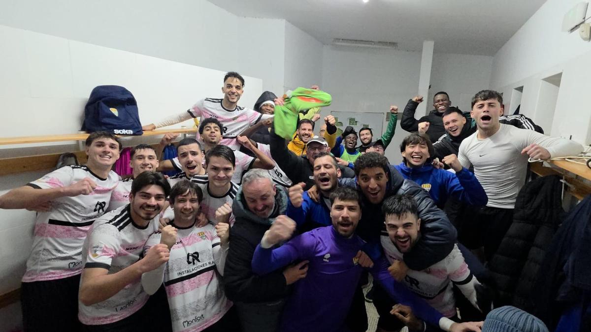 Celebración de la plantilla del Nou Jove por la victoria frente al Onda en Benlloch.
