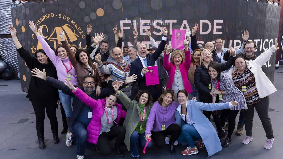 El alcalde Augusto Hidalgo, la concejala de Carnaval Inmaculada Medina, el gerente de la Sociedad de Promoción Agustín Díaz y el director artístico de las galas Israel Reyes con el equipo de Sociedad de Promoción y la concejalía de Turismo festejan el reconocimiento en el escenario de Studio 54.ico Internacional. Carnaval 2023