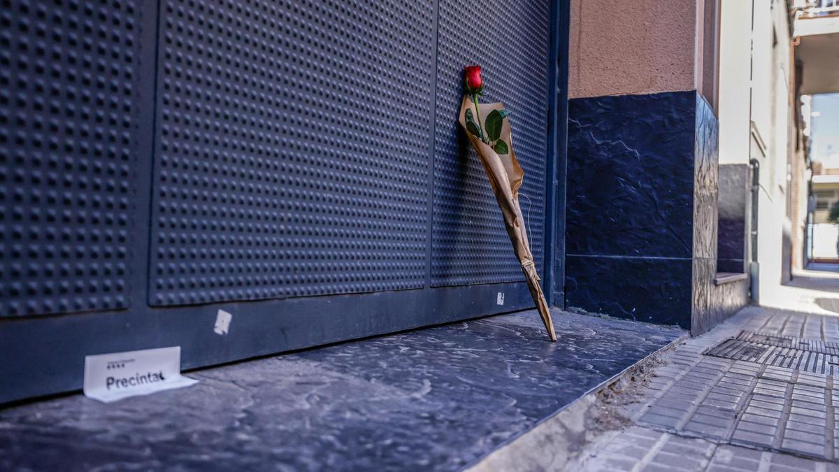Una rosa depositada en el exterior de la casa de El Prat de Llobregat donde se ha producido el crimen de violencia vicaria.