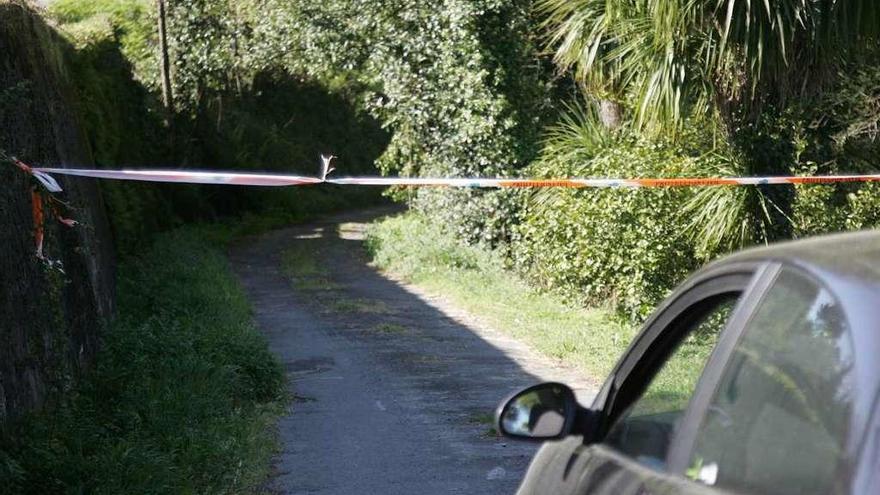 Pista en Riobó cortada al tráfico por el peligro de derrumbe de taludes. // Bernabé/Luismy