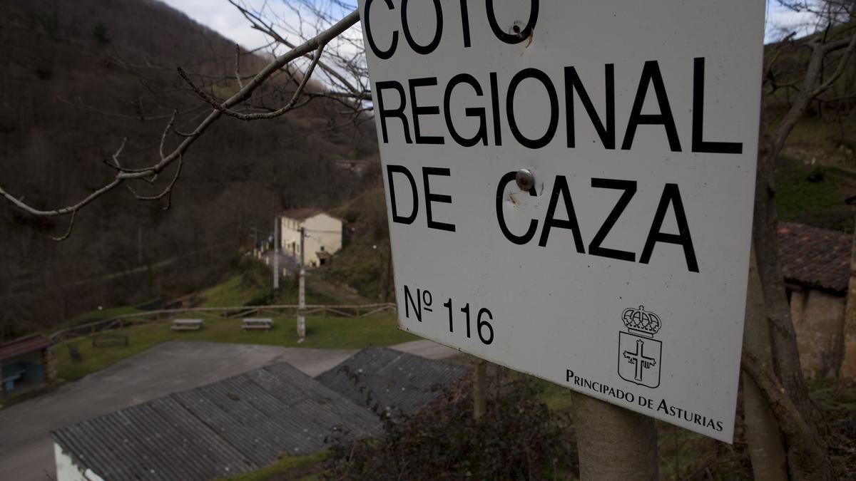 Cartel de un coto de caza en Asturias.