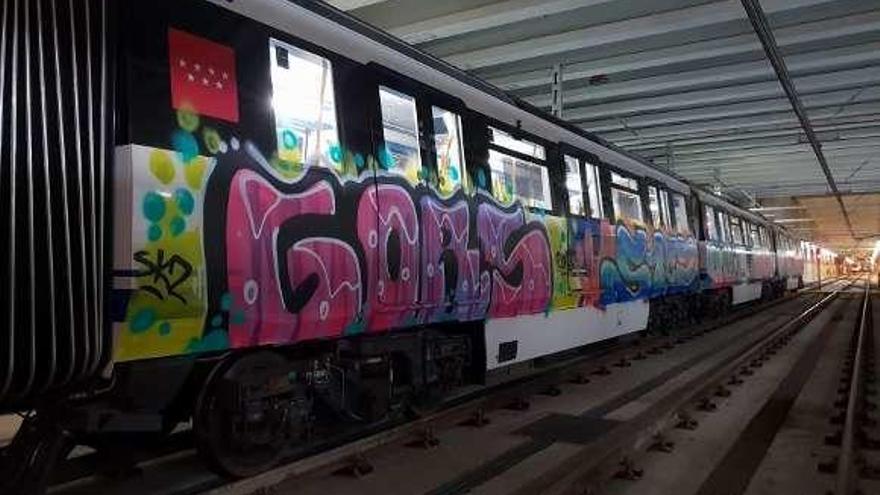 Uno de los trenes pintados por los grafiteros en Madrid.