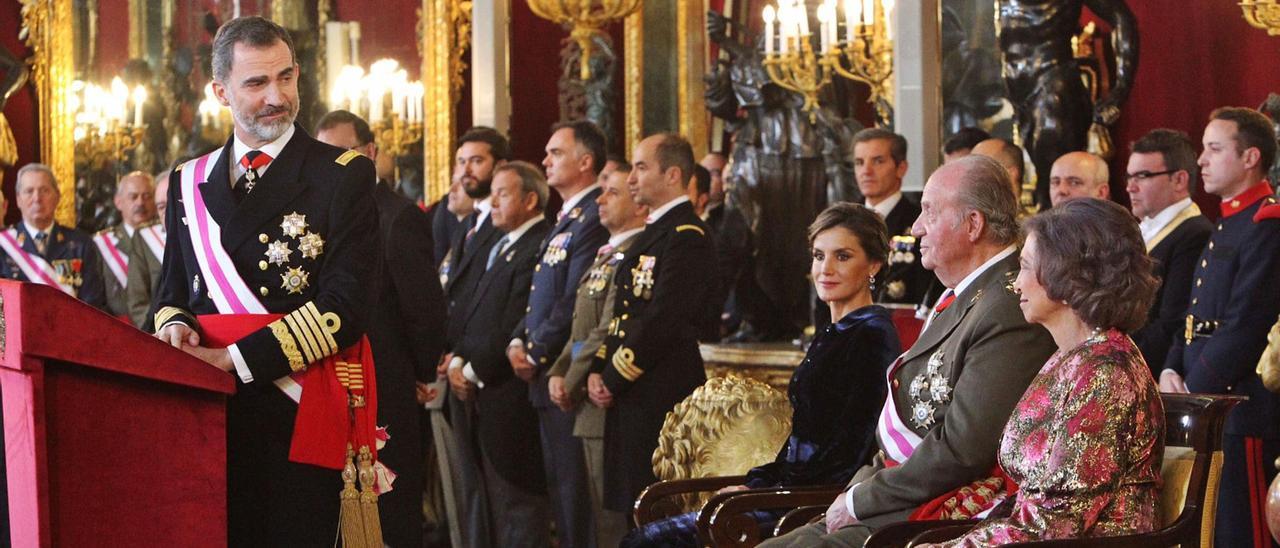 Felipe VI mira a su padre, el rey emérito 
Juan Carlos I, en la Pascua Militar en 
enero de 2018. casa real