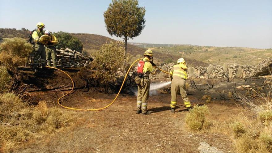 Trabajadores en la extinción de un fuego en la provincia
