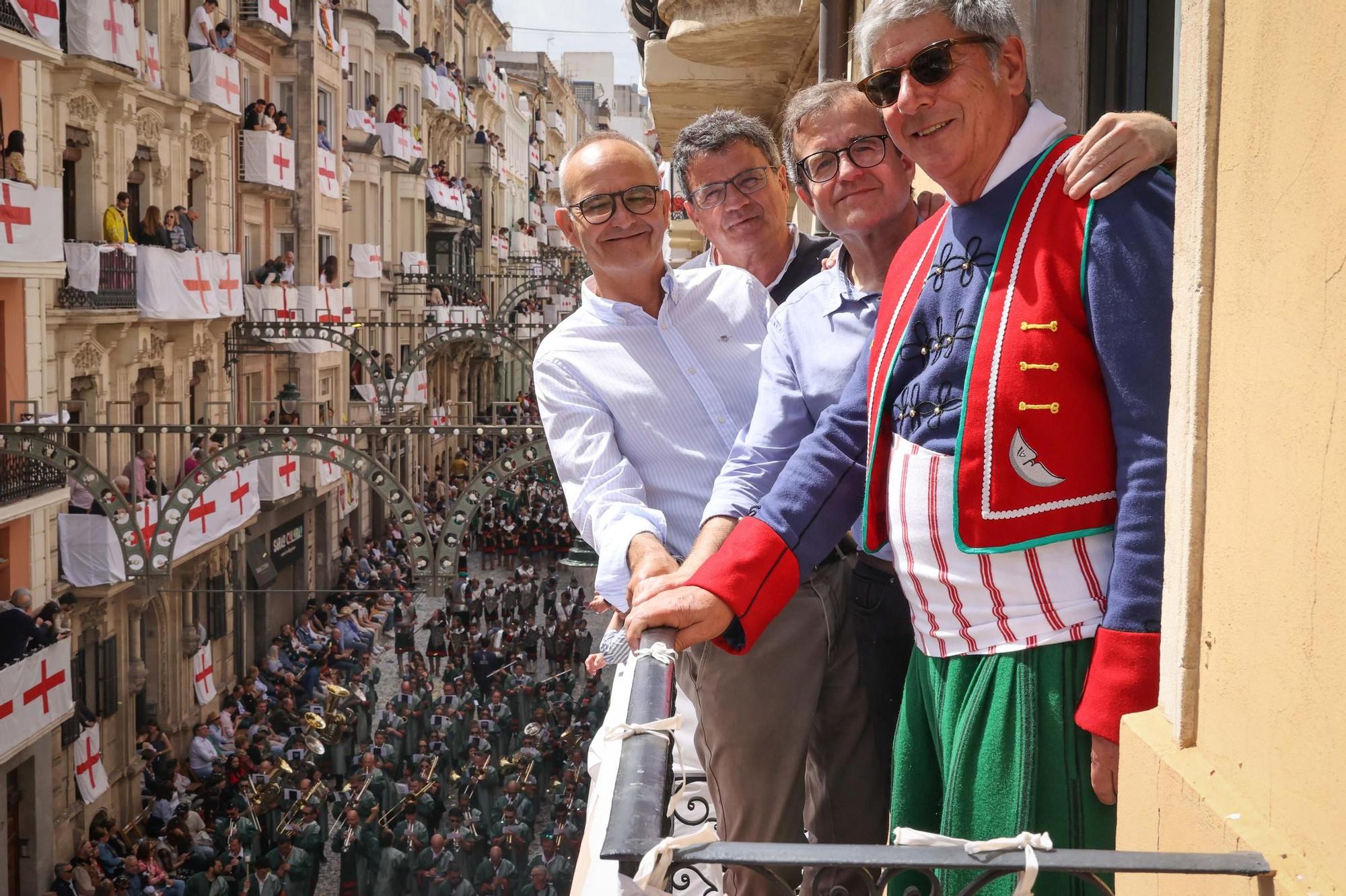 Alcoy se entrega al espectáculo de las tropas cristianas