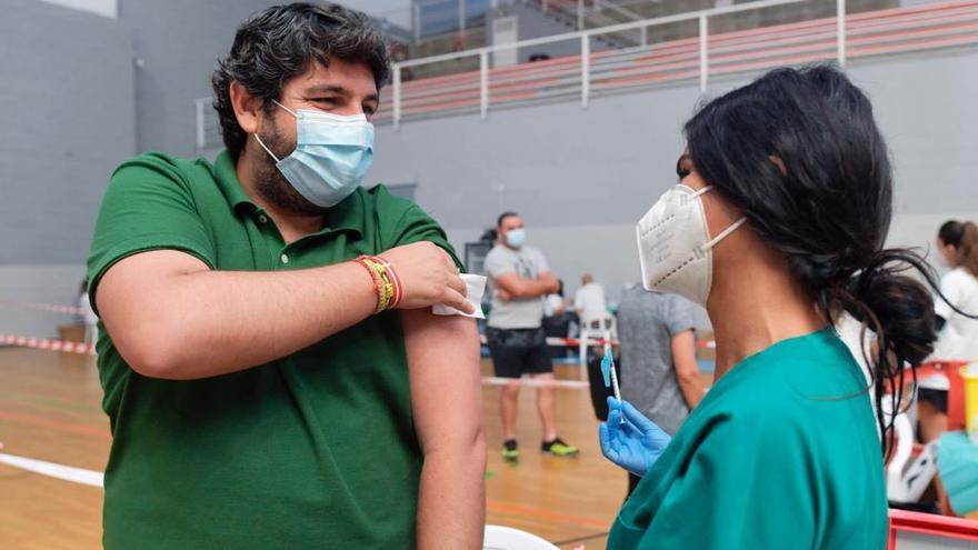 López Miras, en Lorca, recibe la segunda dosis de la vacuna.