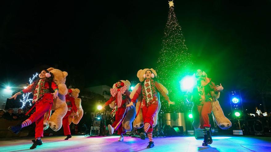 Uno de los ‘shows’ de la inauguración del encendido navideño en Sant Antoni. | FOTOS: MARCELO SASTRE