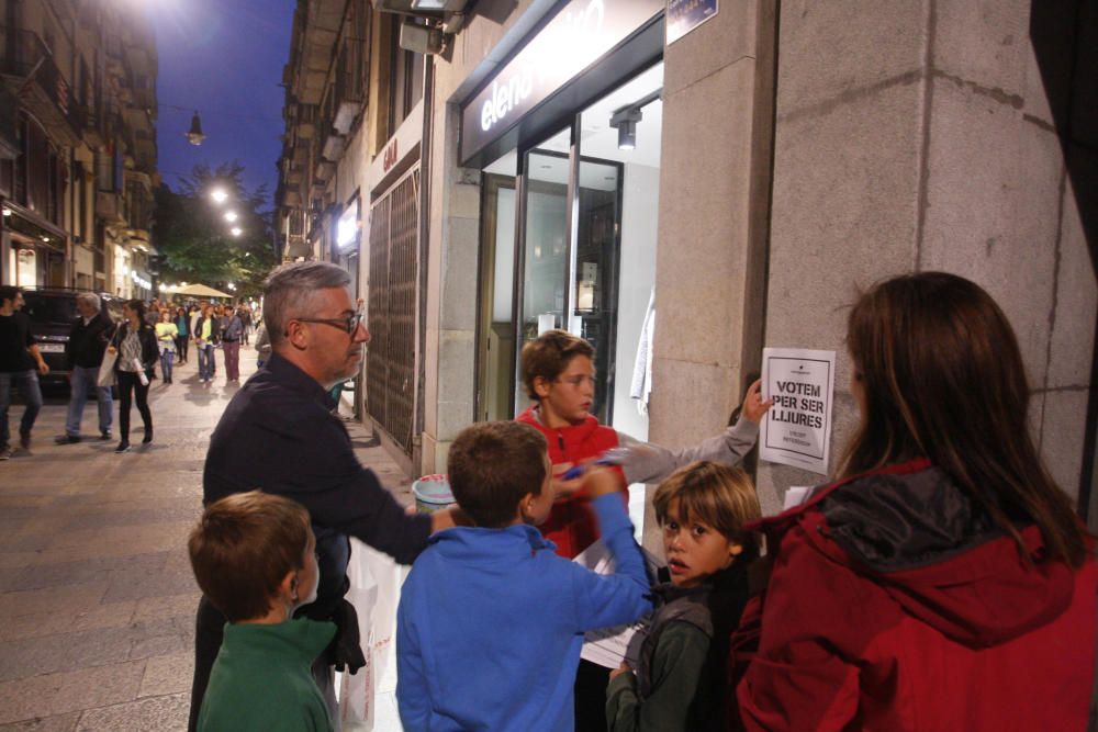 Enganxada de cartells a Girona a favor del referèndum