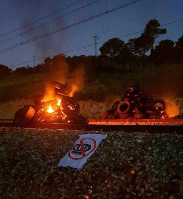 Crema de pneumàtics a la via de l'AVE entre Figueres i Girona