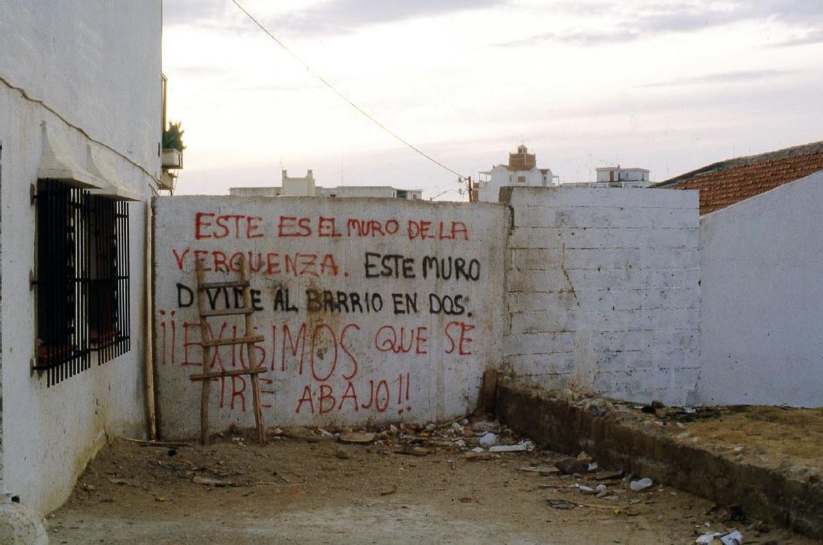 Pintada en el muro que separaba las Cuevas de Miraflores del Palo.