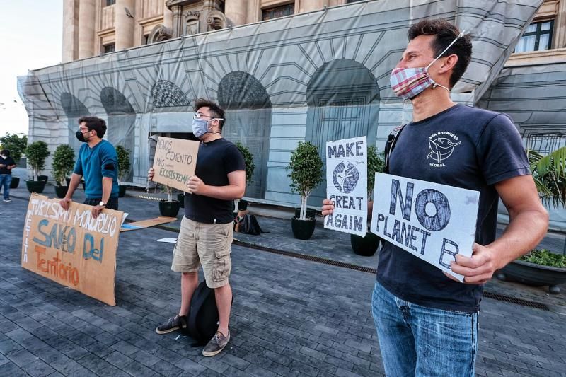 Concentración de Juventud por el Clima frente al Cabildo de Tenerife