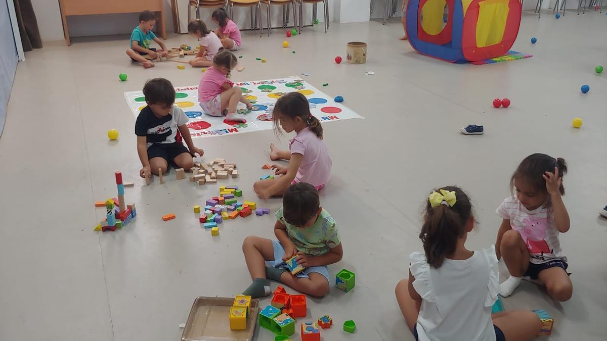 Un grupo de niños juega en una ludoteca, en una imagen de archivo.