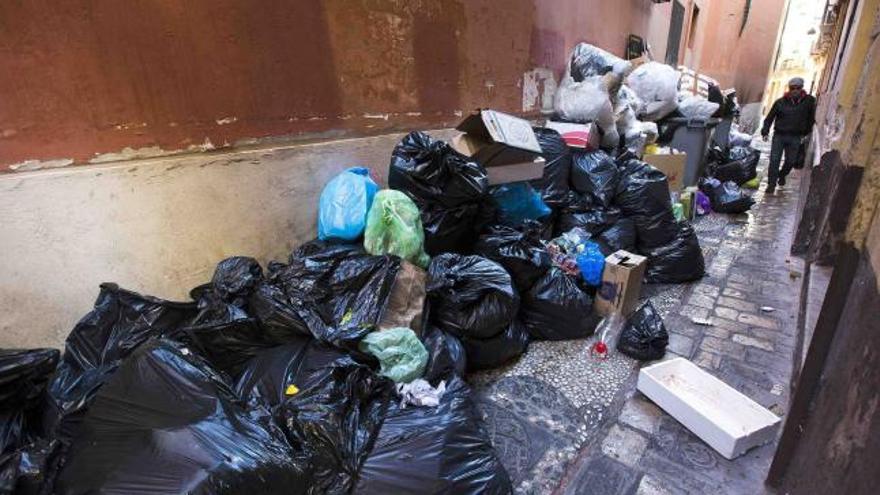 Vista de la basura acumulada en una de las calles céntricas de Málaga durante la tercera jornada de huelga que llevan acabo los trabajadores de la empresa de limpieza y recogida de basura LIMASA.