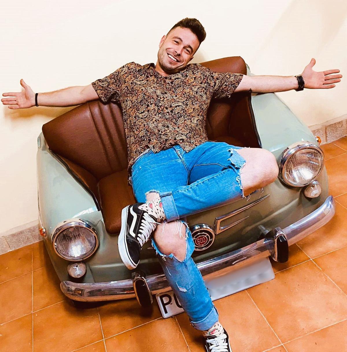 Isaac, sentado en su coche-sofá.