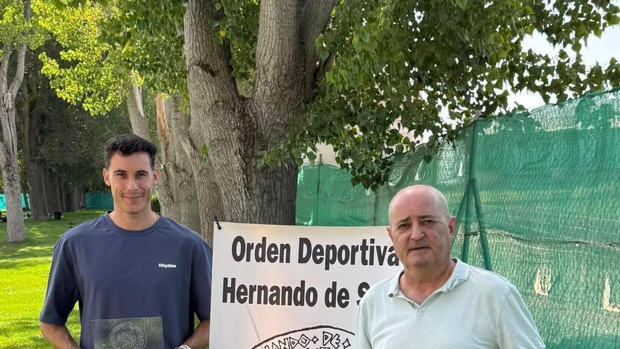 El atleta extremeño David Barroso recibe la Orden Deportiva Hernando de Soto
