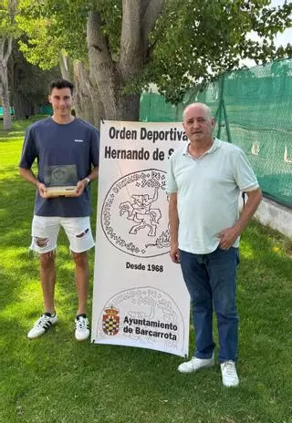 El atleta extremeño David Barroso recibe la Orden Deportiva Hernando de Soto
