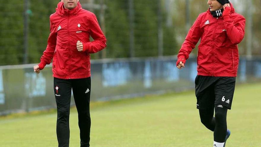 Iago Aspas y Nemanja Radoja, el pasado domingo en el entrenamiento en A Madroa. // Marta G.Brea