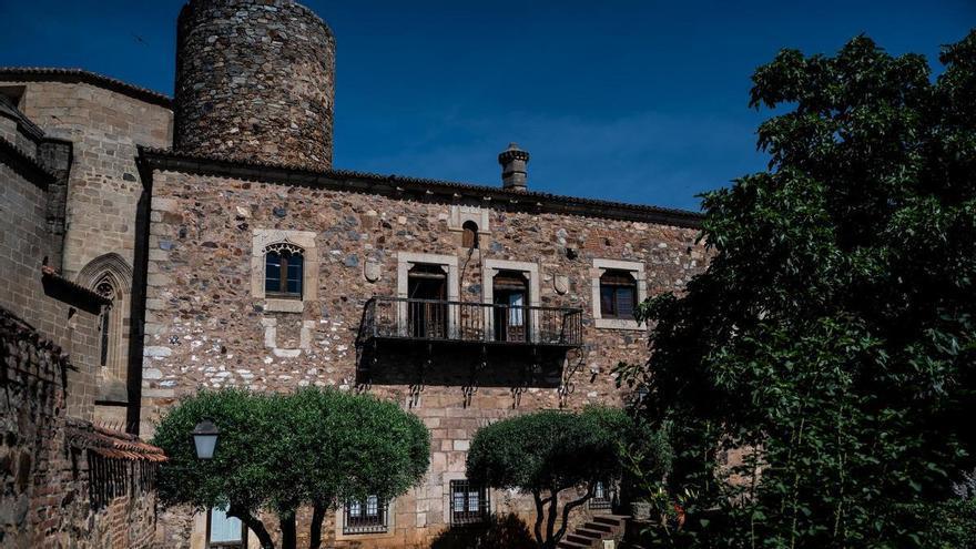 El Palacio de Carvajal, la Casa Quemada que guarda una higuera entre piedra e historia