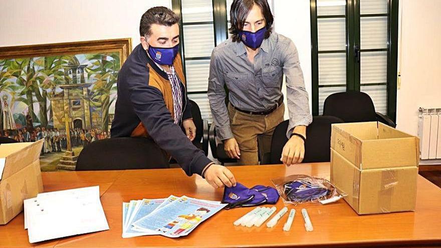 Ricardo Martínez y Alfonso Vázquez con el material preventivo.