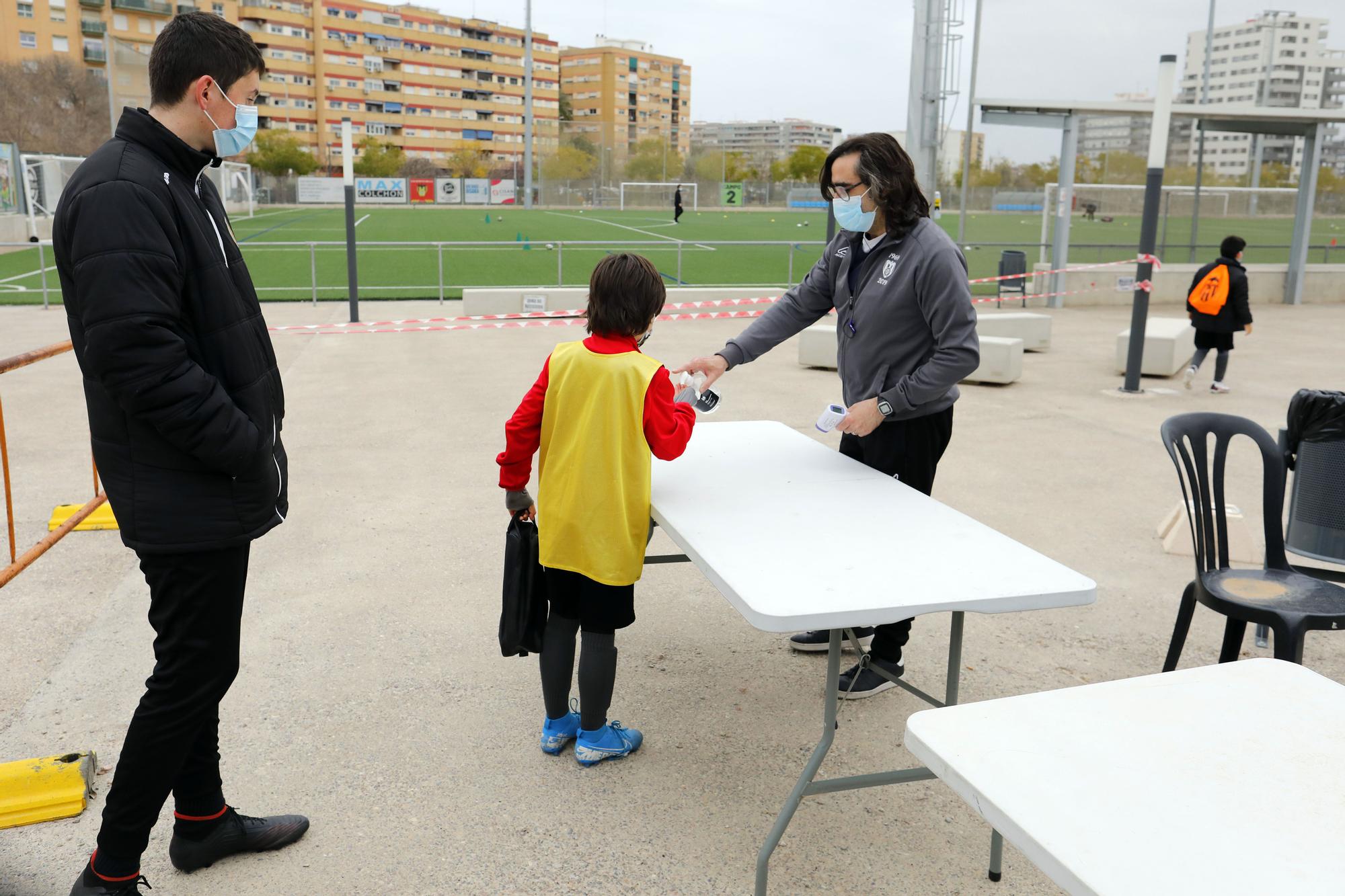 Los niños vuelven a entrenar después de las restricciones