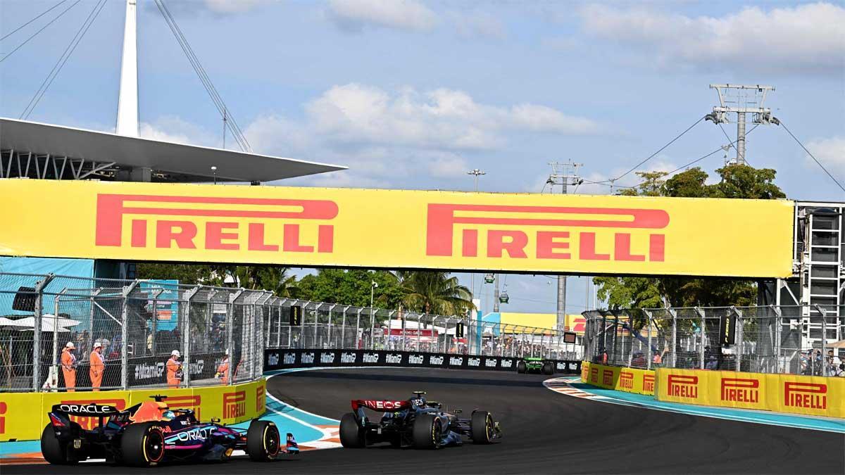 Verstappen y Hamilton, durante los ensayos libres del GP de Miami
