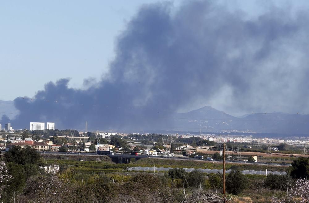 Espeluznante incendio en el polígono Fuente del Jarro