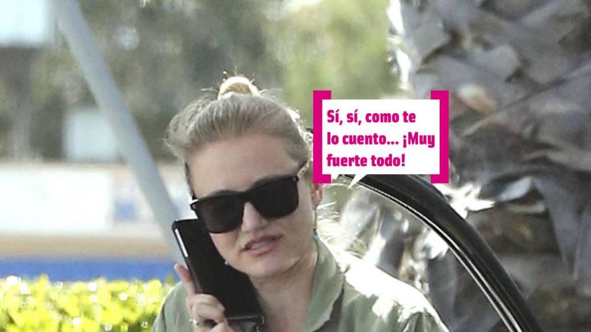 Cameron Diaz hablando por teléfono