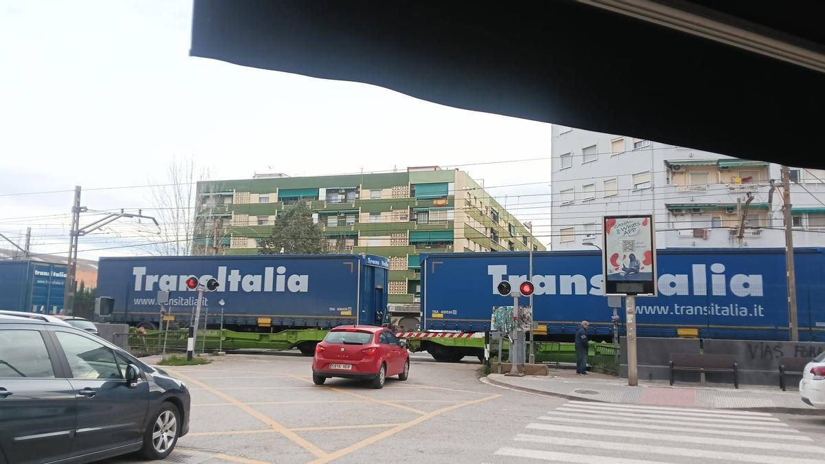 Una nueva avería en el paso a nivel de Alfafar esta mañana.