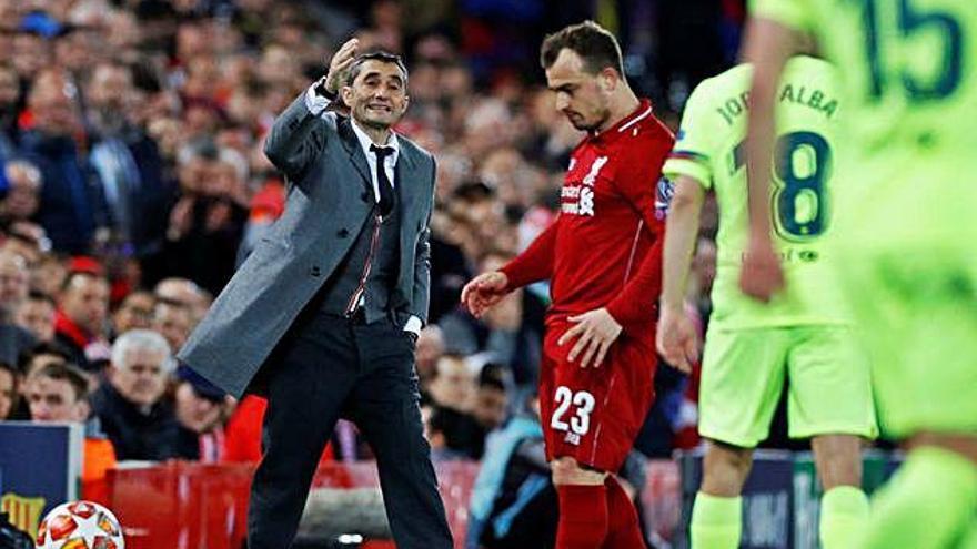 Ernesto Valverde, donant instruccions des de l&#039;àrea tècnica dimarts a Liverpool.