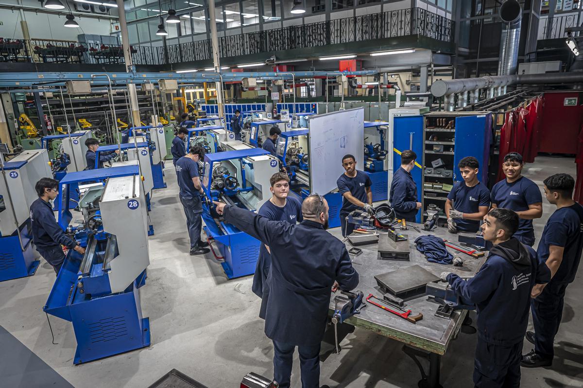 Estudiantes de fabricación mecánica en un instituto catalán. Estudiantes de fabricación mecánica en un instituto catalán.