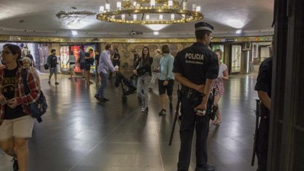 La presencia policial fue visible ayer en el vestíbulo del metro de la plaza de Catalunya.