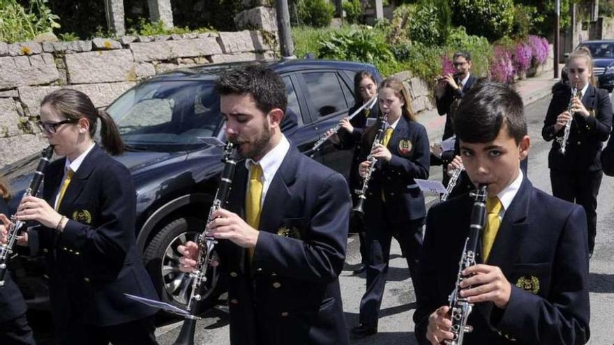 Integrantes de la Banda Xuvenil de Meaño, en una de sus actuaciones. // Noé Parga