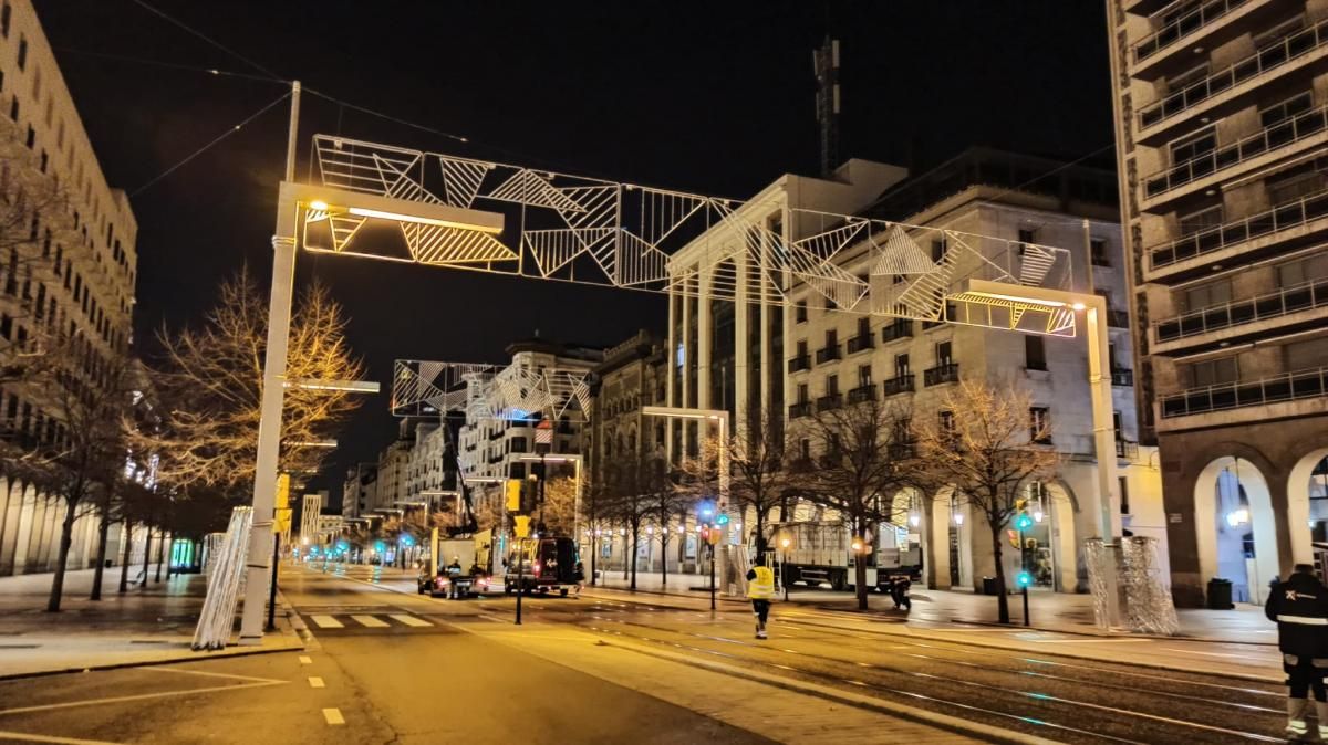 Montaje de la iluminación navideña en el paseo Independencia de Zaragoza