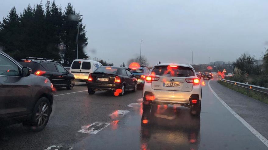 Retenciones en la autopista a raíz del accidente.