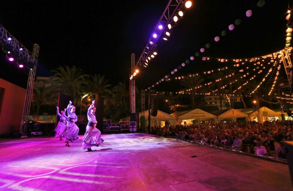 La Feria de Sevillanas 2017 comenzó anoche con una gran afluencia de público, actuaciones flamencas y de sevillanas, gastronomía y casetas, en el recinto portuario de Torrevieja