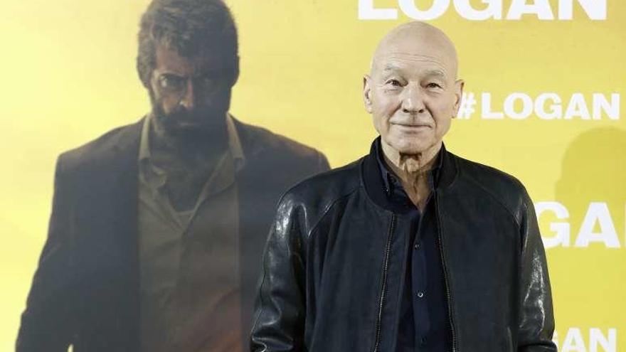 Patrick Stewart, en Madrid ante un cartel del filme &quot;Logan&quot;. // Efe