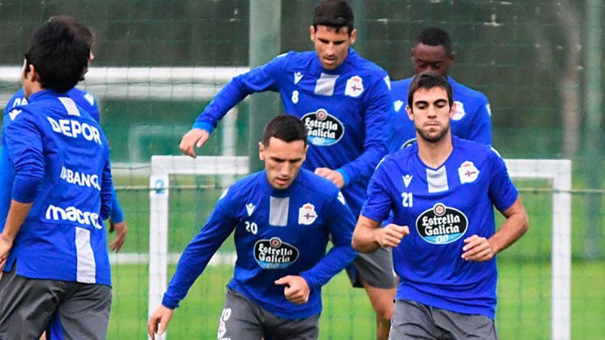 Salva Ruiz, Jovanovic y Vicente, ayer en la ciudad deportiva de Abegondo.