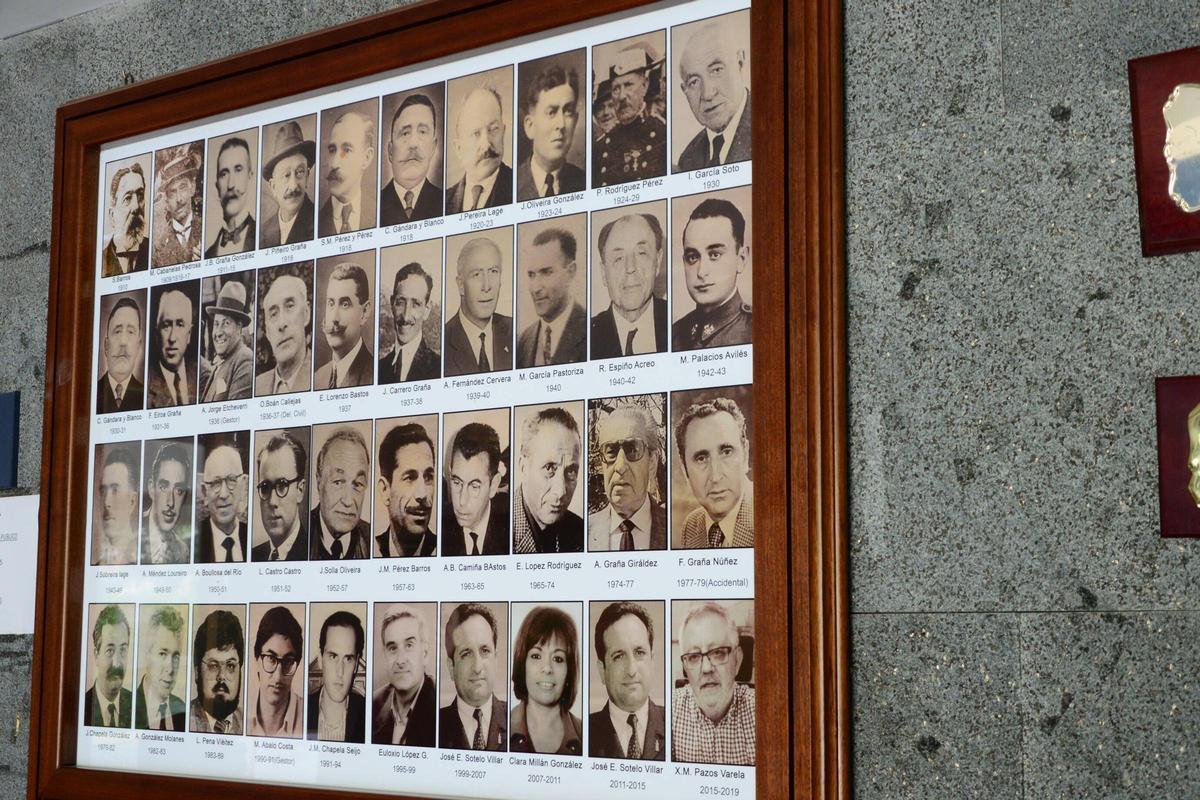 Cuadro de alcaldes de Cangas, con la fotografía de Óscar Boán Calleja, sito en la segunda fila, cuarto por la izquierda