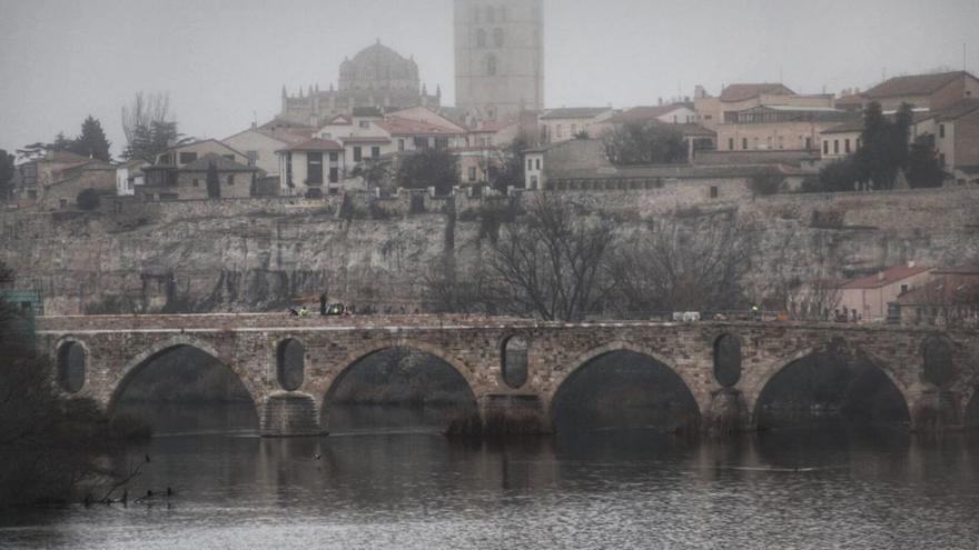 El pretil del Puente de Piedra de Zamora, a la vista desde Cabañales