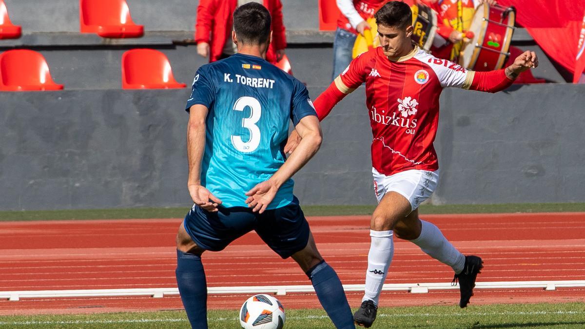 Adrián Salguero, en una acción de juego con el CD Ibiza.