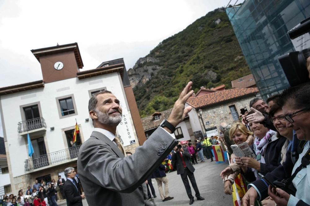 El Rey, impresionado con la "fabrica de luz" de Somiedo