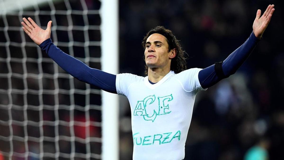 Eidson Cavani lució una camiseta de ánimo al Chapecoense brasileño