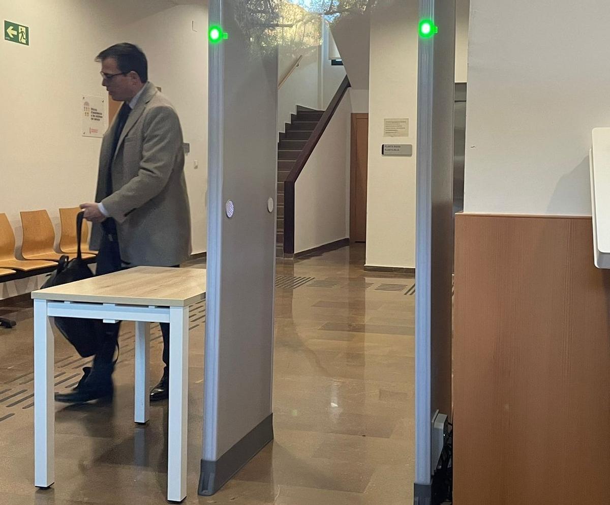 Cayetano García Ramírez, actual secretario autonómico de Economía, pasa el control de seguridad de los juzgados de Catarroja.