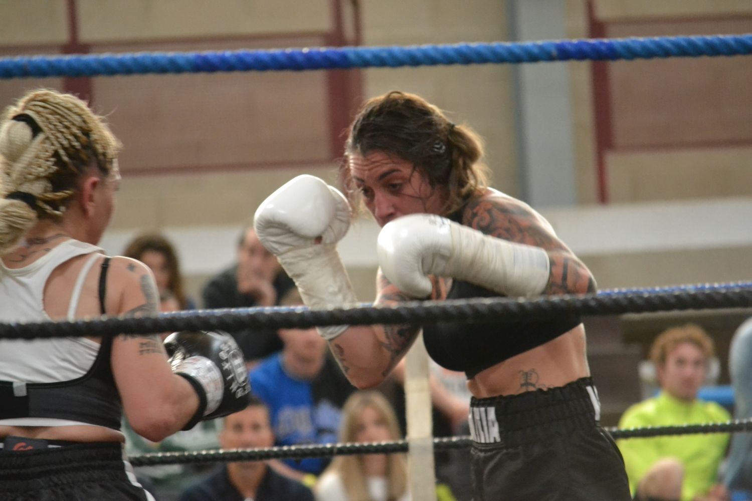 Farah el Bouari brilla en la velada de boxeo en el polideportivo de s’Arenal