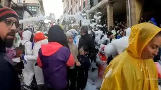 Arranca el multitudinario desfile de Antroxu de Avilés: la espuma ya cubre Galiana