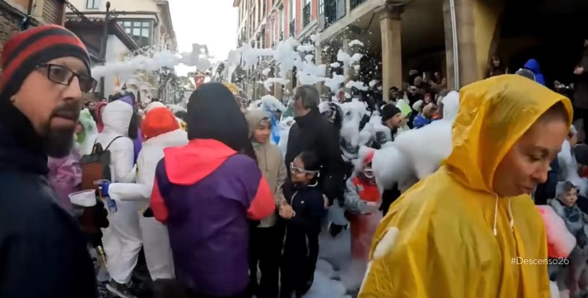 Particpantes en el descenso y público, en la calle Galiana